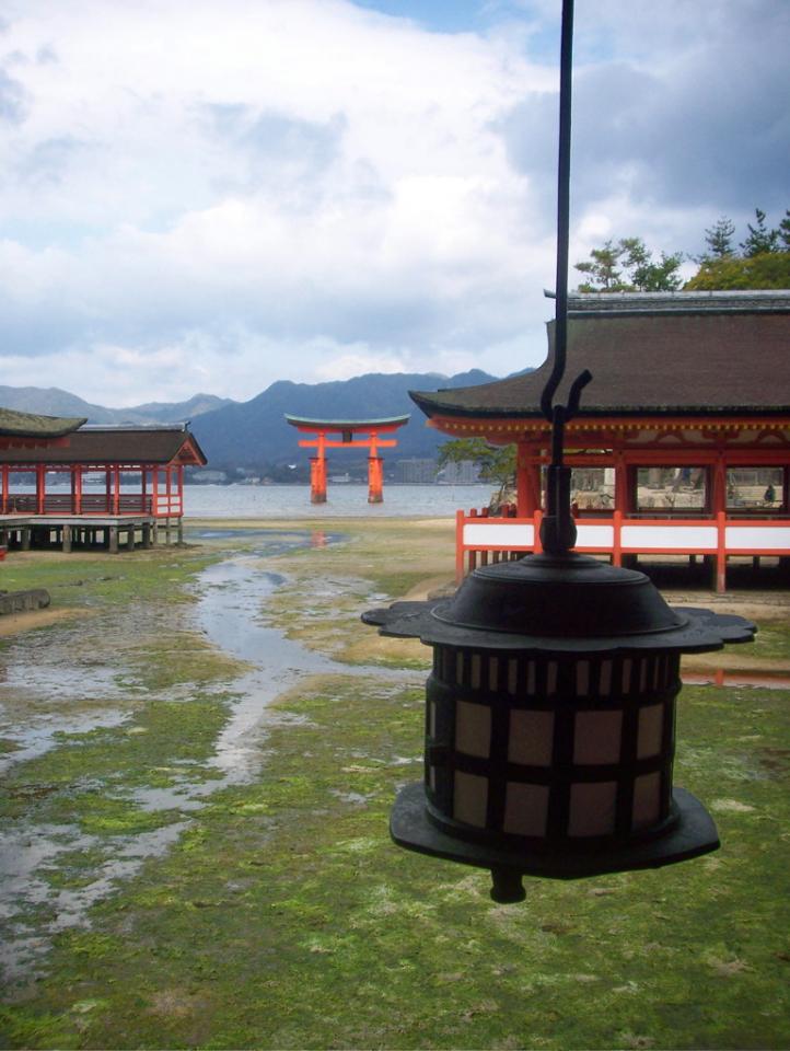Lantern and low tide, Miyajima