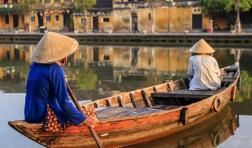 2 women in boat Hoi An 
