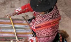 Photo Woman Weaving in Peru, horizontal